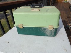 Vintage UMCO 800U two tone Green Fishing Cantilever Tackle Box w/ fishing lures