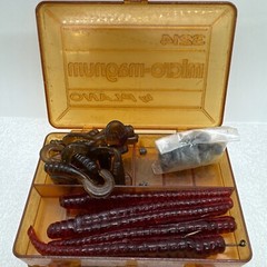 Plano Micro Magnum 3214 Fishing Tackle Box Fly Fishing Lures 3″ x 4.5″ + Worms