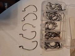 VINTAGE PLANO 8606 TACKLE BOX WITH MULTIPLE ACCESSORIES. LORES.HOOKS.BAITS
