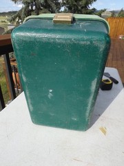 Vintage UMCO 800U two tone Green Fishing Cantilever Tackle Box w/ fishing lures