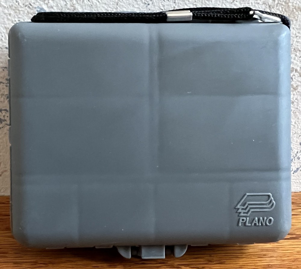 Plano Model 1070 Side By Side Mini Fly Box With Wrist Strap 11-32 Compartments
